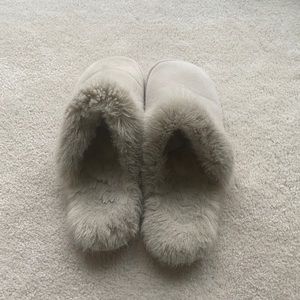 RH Fuzzy Slippers Sz 8
